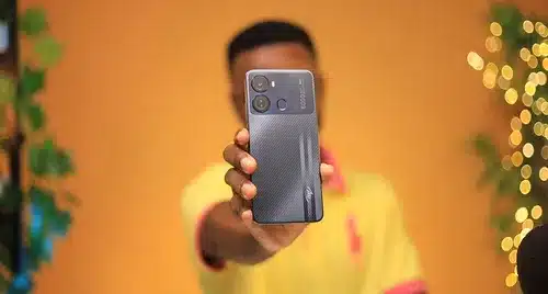 itel P40 (4GB/128GB) in hand
