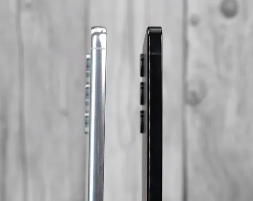 Samsung Galaxy S24 edge side